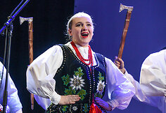 Lenkų dainų ir &scaron;okių meno ansamblio &bdquo;Vilija&ldquo; choro narė Evelina Urbanovič