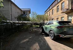 Gūsingo vėjo padariniai: Vilniaus Nočios g. ant ma&scaron;inos užvirto ilgametis beržas