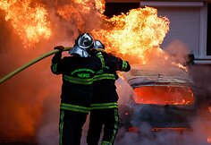 Ugniagesiai gesina protestuotojų sukeltus gaisrus