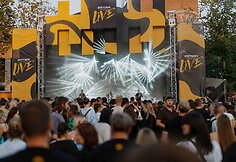 Uostamiestyje &bdquo;&Scaron;vyturys BHouse&ldquo; erdvėje o&scaron;ė skonių ir muzikos jūra: į Aludarių dienos festivalį susirinko tūkstančiai
