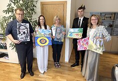 Padėkos ir prizai perduoti Vilniaus lietuvių namų dailės mokytojai Agnei Ju&scaron;kaitei (centre) ir mokyklos direktoriui (pirmas i&scaron; kairės)