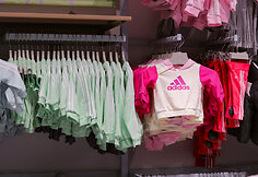 Po sėkmingo pokyčių starto – tolimesnis spurtas: „Outlet Park“ įsikūrusi „Adidas Outlet“ augina pardavimus