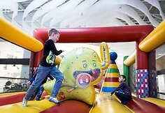 &bdquo;Vilnius Outlet&ldquo; kviečia &scaron;okinėti i&scaron; laimės: čia vyks vienintelis Lietuvoje nemokamas &bdquo;Batutų festivalis&ldquo; prekybos centre
