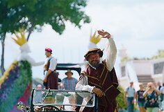 Ten galima prarasti amą, juoktis iki ašarų ir paskęsti gėlių jūrose: prasidėjo ryškiausias vasaros festivalis Lietuvoje