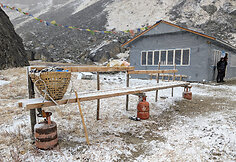 Panaudoti dujų balionai - kaip statybinė medžiaga (Kongma Dingma stovyklavietė, aukštis 4850 m, Nepalas, 2026 m.)