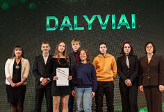 Mokslų akademijoje apdovanoti Lietuvai tarptautinėse olimpiadose atstovavę mokiniai