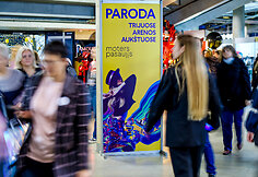 Pirmąją parodos &bdquo;Moters pasaulis 2025&ldquo; dieną užfiksuotas i&scaron;skirtinis Lietuvos pasiekimas &ndash; suknelė i&scaron; 1633 rožių