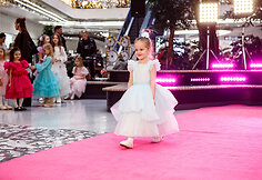 &Scaron;ventinis spindesys ant podiumo &ndash; &bdquo;Catwalk&ldquo; kalėdinis madų &scaron;ou &bdquo;Vilnius Outlet&ldquo;