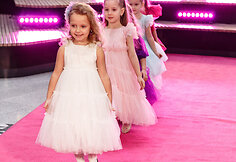 &Scaron;ventinis spindesys ant podiumo &ndash; &bdquo;Catwalk&ldquo; kalėdinis madų &scaron;ou &bdquo;Vilnius Outlet&ldquo;