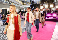&Scaron;ventinis spindesys ant podiumo &ndash; &bdquo;Catwalk&ldquo; kalėdinis madų &scaron;ou &bdquo;Vilnius Outlet&ldquo;