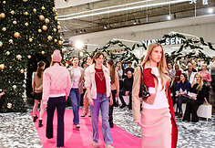 &Scaron;ventinis spindesys ant podiumo &ndash; &bdquo;Catwalk&ldquo; kalėdinis madų &scaron;ou &bdquo;Vilnius Outlet&ldquo;