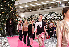 &Scaron;ventinis spindesys ant podiumo &ndash; &bdquo;Catwalk&ldquo; kalėdinis madų &scaron;ou &bdquo;Vilnius Outlet&ldquo;