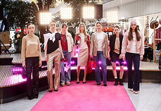 &Scaron;ventinis spindesys ant podiumo &ndash; &bdquo;Catwalk&ldquo; kalėdinis madų &scaron;ou &bdquo;Vilnius Outlet&ldquo;