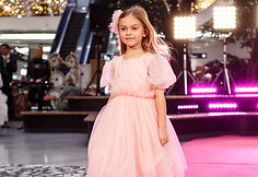 &Scaron;ventinis spindesys ant podiumo &ndash; &bdquo;Catwalk&ldquo; kalėdinis madų &scaron;ou &bdquo;Vilnius Outlet&ldquo;