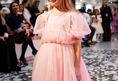 &Scaron;ventinis spindesys ant podiumo &ndash; &bdquo;Catwalk&ldquo; kalėdinis madų &scaron;ou &bdquo;Vilnius Outlet&ldquo;