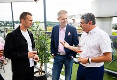 Rožinė premjera Kaune: A. Tapinas su „Volfas Engelman Nealkoholinis“ pristatė Nidos festivaliui sukurtą gėrimą