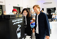Radijo stotis M1 pristatė mėlynos spalvos pieną