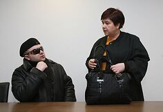 Dainininkas E.Ostapenka, kaip ir dera žvaigždei, teismo salėje sėdėjo akis slėpdamas po tamsiais akiniais.