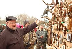 Vienas iš medžiotojų klubų stendų