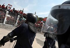 Policininkai stebi protestuotojus