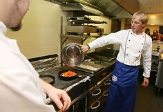 Pjaustydamas ingredientus virtuvės šefas Tomas nepaliaujamai kalbėjo apie jų pritaikymą kituose patiekaluose.