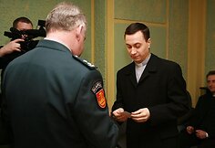Įteikiamas pažymėjimas.