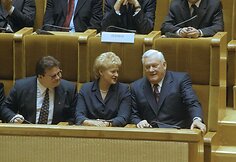Linas Linkevičius, Dalia Grybauskaitė ir Algirdas Brazauskas iškilmingame Seimo posėdyje.