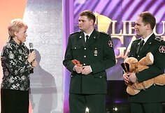 Dalia Grybauskaitė bei „Metų pareigos” laureatais tapę du pasieniečiai Darius Kazlauskas ir Audrius Vaicekauskas
