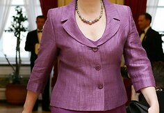 Dalia Grybauskaitė atvyksta į iškilmingą vakarienę Nyderlandų karalienės Beatričės valstybinio vizito proga Lietuvos Prezidentūroje.