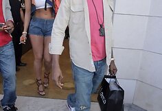 Kanye Westas ir Amber Rose išeina iš parduotuvės.