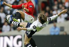 Cristiano Ronaldas (k) bando atimti kamuolį iš Luka Modrico