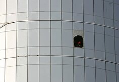 Ugniagesys žiūri pro išdaužtą lanagą.