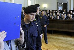 Kaltinamasis prisidengęs veidą.