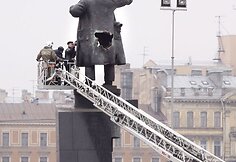Nuo sprogimo statuloje atsirado skylė.
