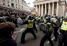 Demonstrantų ir policijos susirėmimas