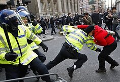 Policininkai susirėmė su demonstrantais.