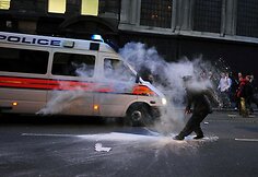Demonstrantai užpuolė policijos automobilį.