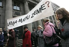 Mokytojai su plakatu