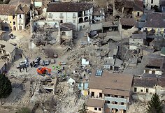 Griuvėsiai matomi i&scaron; vir&scaron;aus,