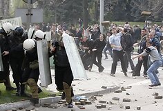 Policininkai bėga nuo įsiutusios minios.