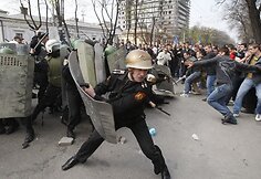 Policijos ir minios susidūrimas