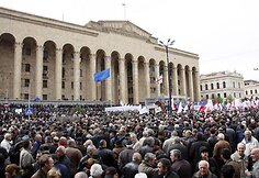 Tūkstančiai opozicijos &scaron;alininkų į centrą vyksta i&scaron; įvairių Tbilisio vietų. 