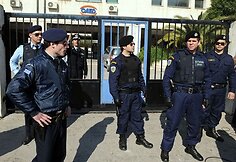 Policijos saugo įėjimą.