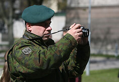 Karys fotografuoja ceremoniją.