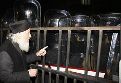 Kunigas kalba su policininkais.