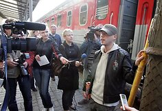 Sasha Son(g) pasitiko spaudos atstovai.