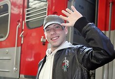 Sasha Son(g) sveikinasi su pasitikti atėjusiais žmonėmis.