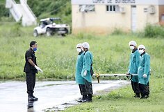 Sausumos pajėgos laukia sraigtasparnio.