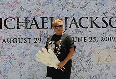 Žmonės pasirašinėja ant Michaelo Jacksono plakato.