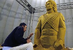 Viačeslavas Boreckis lipdo Michaelio Jacksono skulptūrą